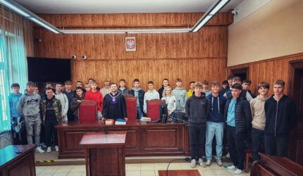 Licealiści z wizytą w sądzie, a u najmłodszych odwiedziny Policji